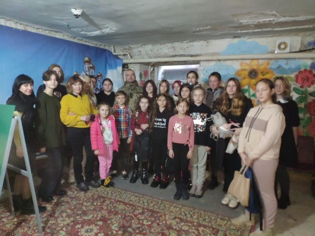 Зустріч з працівниками та вихованцями малої академії мистецтв м. Полтави довелося проводити в бомбосховищі закладу.