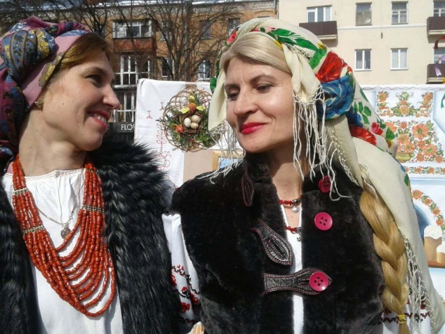 7 грудня – Всесвітній день української хустки
